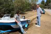 The Middle – Mikes (Neil Flynn, r.) und Axls (Charlie McDermott, l.) Angeltrip verläuft vollkommen anders, als geplant ...