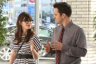 New Girl – Noch ahnen Jess (Zooey Deschanel, l.) und Nick (Jake Johnson, r.) nicht, dass ihr kleines Schauspiel für einen sexistischen Autohändler böse enden wird ...