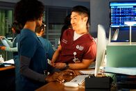 Chicago Med – Gute Laune: Yaya DaCosta als April Sexton, Brian Tee als Dr. Ethan Choi