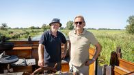 Lecker an Bord – WDR Fernsehen LECKER AN BORD, Folge 6 "Finale in Friesland" Uhr. Veenhoop, Niederlande: Von Grou hat sich Frank Buchholz (r) auf den Weg zu einem Foodforest, also einem "essbaren Wald" gemacht. Kurz vor dem Ziel hat ihn Gartenbesitzer Bert Dijkstra mit einem historischen Holzboot abgeholt.