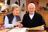 Sturm der Liebe – ARD STURM DER LIEBE FOLGE 1461 Uhr im ERSTEN. Alfons (Sepp Schauer, r.) und Hildegard (Antje Hagen, l.) finden die verschollenen Musik-Noten von Alfons Großonkel Sebastian Fichtner.