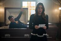 Ash vs. Evil Dead – Ash Williams (Bruce Campbell) ,Kelly (Dana DeLorenzo)