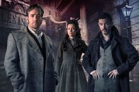 Ripper Street – (v.l.n.r.) Det. Insp. Edmund Reid (Matthew Macfadyen); Long Susan (MyAnna Buring);Captain Homer Jackson (Adam Rothenberg)