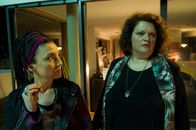 SOKO Stuttgart – Die beiden Künstlerinnen Gundula Krause (Tatjana Clasing, l.) und Pia Sander (Sabine Orléans) beobachten das Geschehen auf dem Nachbargrundstück.