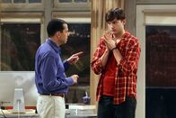 Two and a Half Men – Geraten ins Kreuzfeuer, als Jake seine Freundin mit deren Tochter betrügt: Walden (Ashton Kutcher, r.) und Alan (Jon Cryer, l.) ...