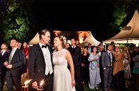 WaPo Bodensee – Hochzeit am Bodensee: Anne Ferch (Ines Lutz, r.) und ihr Bräutigam Konrad Ferch (Pit-Arne Pietz, l.) bestaunen mit ihren Gästen das Feuerwerk.