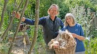 Lecker an Bord – Im Naturgarten Gaia von Monika (r) und Walter Frank hoch über der Mosel lernt Spitzenkoch Frank Buchholz (l), was es bedeutet, einen Garten nach den Regeln der Permakultur zu bewirtschaften.