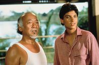 Karate Kid II - Entscheidung in Okinawa – Daniel-san (Ralph Macchio, r.) begleitet Mister Miyagi (Pat Morita, l.) auf eine Reise zurück in seine Heimat Okinawa. Doch ein ungeklärter Konflikt aus seiner Vergangenheit sucht Mister Miyagi heim.