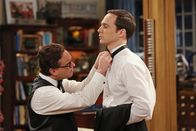 The Big Bang Theory – Als Leonard (Johnny Galecki, l.) erfährt, dass Sheldon (Jim Parsons, r.) alle Erfahrungen des Abschlussballs mitnehmen möchte, ist ihm klar, dass das nicht gutgehen kann ...