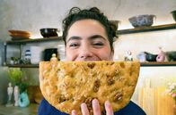 Zu Tisch mit Lucie - Kitchen Hacks – Lucie hat eine Focaccia-Variante mit Walnüssen zubereitet.