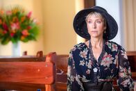 Death in Paradise – Im Laufe der Untersuchung rückt Grace Verdinikov (Lia Williams) - die Frau des Getöteten - immer mehr in den Fokus der Ermittler. Denn ein dunkles Geheimnis macht sie verdächtig.