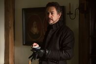 Salem – Dr. Wainwright will weiterhin gegen die drastisch um sich greifende Pest vorgehen, doch Hathorne (Jeremy Crutchley) und der Rest des Stadtrates sind mit seinem Vorgehen nicht vollkommen einverstanden ...