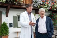 Der Bergdoktor – Dr. Martin Gruber (Hans Sigl, l.) und Roman Melchinger (Siegfried Rauch, r.) beraten sich über das auffällige Verhalten einer Patientin.