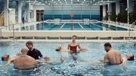 Emma und die Wut – Emma (Natalia Belitski, Mitte) im therapeutischen Wasserbecken.