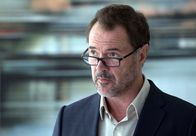 Homeland – Möchte mit seiner Organisation einem ehemaligen Gefangenen des Gefängnisses in Plötzensee, Faisal Marwan, helfen. Doch wird ihm das gelingen? Otto Düring (Sebastian Koch) ...