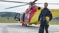 Notfälle hautnah – A rescuer standing by the helicopter in rescue gear. (National Geographic/Iona Feeder)