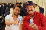 It's Always Sunny in Philadelphia – L-R: Charlie Day als Charlie Kelly, Wade Boggs