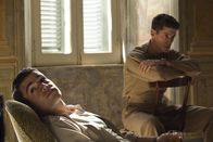 Catch-22 – Yossarian (Christopher Abbott, l.); Clevinger (Pico Alexander, r.)