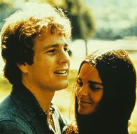 Love Story – Gegensätze ziehen sich an: Jennifer Cavalieri (Ali MacGraw, r.) und Oliver Barrett (Ryan O'Neal, l.) lernen sich kennen und lieben. Bei Olivers Eltern stößt die Beziehung allerdings auf Ablehnung ...