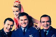 Bezaubernde Jeannie – (v.li.) Philip Ober (General Stone), Barbara Eden (Jeannie), Larry Hagman (Anthony "Tony" Nelson), Hayden Rorke (Dr. Alfred Bellows).