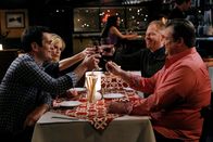 Modern Family – Phil (Ty Burrell, l.) hat mit Hilfe von Cameron (Eric Stonestreet, r.) und Mitchell (Jesse Tyler Ferguson) ein Haus verkauft und lädt die beiden gemeinsam mit Claire (Julie Bowen) als Dankeschön zum Essen ein.