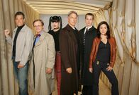 Navy CIS – (3. Staffel) - Untersuchen Verbrechen, die auf irgendeine Weise mit der US-Navy oder dem Marine Korps zu tun haben. Leroy Gibbs (Mark Harmon, 3.v.r.), Dr. Donald Mallard (David McCallum, 2.v.l.), Abby Sciuto (Pauley Perrette, 3.v.l.), Anthony DiNozzo (Michael Weatherly, l.), Jenny Shepard (Lauren Holly, r.) und Tim McGee (Sean Murray, 2.v.r.) ...