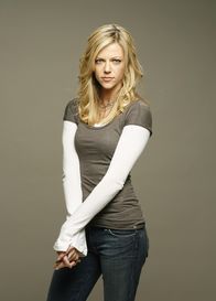 It's Always Sunny in Philadelphia – (3. Staffel) - Deandra "Dee" Reynolds (Kaitlin Olson) ist die Zwillingsschwester von Dennis und arbeitet als Kellnerin im Paddy's. Sie studierte Psychologie, brach das Studium aber ab, um Schauspielerin zu werden ...