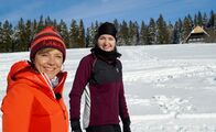 Expedition in die Heimat – Annette Krause, (li.) mit Langlauftrainerin Vanessa Bühler.
