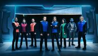 The Orville – (v.li.): J. Lee (Lt. John LaMarr), Halston Sage (Alara Kitan), Scott Grimes (Lt. Gordon Malloy), Seth MacFarlane (Ed Mercer), Adrianne Palicki (Kelly Grayson), Penny Johnson Jerald (Dr. Claire Finn), Mark Jackson (Wissenschaftsoffizier Isaac), Peter Macon (2. Offizier Bortus).