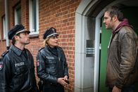 Notruf Hafenkante – Melanie (Sanna Englund, M.) und Mattes (Matthias Schloo, l.) verdächtigen den Ex-Geliebten (Ben Braun, r.) von Frau Reinhardt, die Bremsleitungen ihres Wagens manipuliert zu haben.