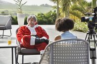 Death in Paradise – Tony Hurst (Steven Hartley, l.) ist der Songwriter des bekannten Liedes "A Christmas Paradise". Obwohl der Song nie den ersten Platz der Charts erreichte, brachte er ihm großen Erfolg und viel Geld ein. Dennoch scheint Hurst bei seinem Aufstieg nicht ganz ehrlich vorgegangen zu sein.