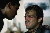 Extremities – Mit Patricia (Alfre Woodard, l.) ist nicht zu Spaßen - das bekommt auch Joe (James Russo, r.) deutlich zu spüren ...