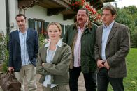 Die Rosenheim-Cops – v.r.) und Christian Lind (Tom Mikulla, r.), dass der Ermordete Petra Schulz (Natalie Spinell) belästigt haben soll.