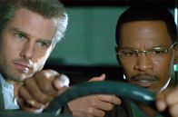 Collateral – Taxifahrer Max (Jamie Foxx, re.) wird von Vincent (Tom Cruise, li.) gezwungen, ihn für Auftragsmorde quer durch Los Angeles zu fahren.