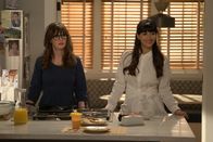 New Girl – Sorgt die Vorschulthematik für Streit zwischen den alten Freundinnen Jess (Zooey Deschanel, l.) und Cece (Hannah Simone, r.)?