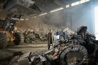 Mayday - Alarm im Cockpit – REENACTMENT - Ein niederländischer Flugunfallermittler (gespielt von Todd Campbell) sieht sich mit einer chaotischen Mischung aus Haushalts- und Flugzeugtrümmern konfrontiert, nachdem der El Al-Flug 1862 in ein Wohnhaus in einem Vorort von Amsterdam gestürzt ist. (Cineflix International Media/Ian Watson)