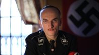 Komplizen des Bösen – Die Rollen innerhalb der Naziführung sind klar verteilt. Goebbels ist zuständig für Hetze und Propaganda. Göring kümmert sich um Adel und Reichswehr. Himmler (Conan Sweeny, im Bild) überzieht Deutschland mit Terror und Überwachung.