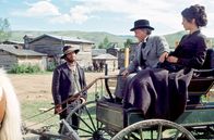 Duell am Missouri – Farmer Tom Logan (Jack Nicholson, li.) und Pferdebaron David Braxton (John McLiam, Mi.) sind sich nicht wohlgesonnen, wohingegen Rangertochter Jane Braxton (Kathleen Lloyd, re.) bald stärkeres Interesse an Tom Logan entwickelt.