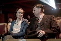 Krieg der Träume – Elise Ottesen (Rebecka Hemse) und ihr Lebensgefährte Albert Jensen (Shanti Roney)
