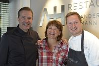 Landfrauenküche – Von links: Spitzenkoch Alexander Herrmann, Anne Leichtenstern und Tobias Bätz (Mitarbeiter von Alexander Herrmann).