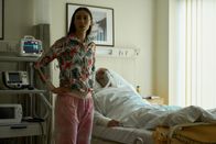 Lea - The Fighter – Sam (Ralph Carlsson, r.) hat sich beim Wetten stark verschuldet. Weil er nicht zahlen kann wurde er zusammengeschlagen. Lea (Madeleine Martin, l.) wusste davon nichts und besucht ihn im Krankenhaus.