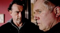 Tödliche Gier – Gangster Armin Wiesner (Thomas Sarbacher, l.) vermutet dass Pfarrer Manfred Bahnert (Harald Krassnitzer, r.) die Diamantenbeute versteckt hat.