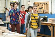 The Goldbergs – (v.li.) Joshua Carlon (Michael C. Levy), Sam Kindseth (David Sirota), Kenny Ridwan (Dave Kim), Sean Giambrone (Adam Goldberg).