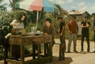 Bruce Lee - Die Todesfaust des Chen Li – Weil Cheng Li (Bruce Lee) in seinem Heimatdorf keine Arbeit findet, heuert er in Bangkok in einer Eisfabrik an.
