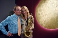 Moni's Grill – Es wird musikalisch in Moni's Grill. Let's swing mit Wigald Boning und Moni (Monika Gruber).