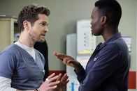 Atlanta Medical – Als ein bekannter Patient erneut eingeliefert wird, geraten Conrad (Matt Czuchry, l.) und Mina (Shaunette Renée Wilson, r.) aneinander ...