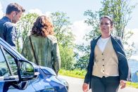SOKO Kitzbühel – Die Chefs der Toten, Birgit (Lisa Hörtnagl, r.) und Felix Thalhammer, können sich den Tod von Andrea De Rossi nicht erklären. Wie Lukas (Jakob Seeböck, l.) und Nina (Julia Cencig, M.) herausfinden, verdrehte die Tote einigen Männern den Kopf.