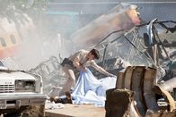 Mayday - Alarm im Cockpit – Dramatische Nachstellung: Ein Polizist aus San Diego bringt so viele Menschen wie möglich in Sicherheit, nachdem eine Boeing 727 in ein Wohnviertel in der Nähe von Lindbergh Field gestürzt ist. Die Besatzung des PSA-Flugs 182 war auf dem Weg zur Landung, als sie mit einer Cessna kollidierte, die für die Pilotenausbildung genutzt wurde. Dabei wurden 7 Menschen am Boden getötet und viele weitere verletzt. Die Ermittler müssen herausfinden, wie ein hochmodernes Passagierflugzeug, das von der Flugsicherung gesteuert wurde, mit dem kleineren Flugzeug kollidieren konnte, das ihm im Weg stand.