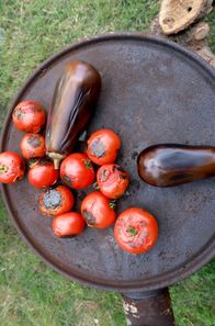 Zu Tisch ... – Auf einem Außenofen wird das Gemüse für den Pindžur angebraten und anschließend in Tüten gegeben, um es besser häuten zu können.