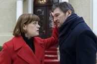 Sturm der Liebe – Christoph (Dieter Bach, r.) demütigt Xenia (Elke Winkens, l.) zutiefst.